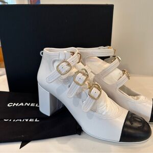 New Chanel 2025 Interlocking CC Mary Jane Pumps Sz 40 White Black UO510